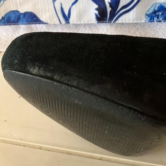 Guess Women’s Black Suede T-Strap 4 1/2” Stiletto Sz 9 Heels-small G on heels - Picture 11 of 13